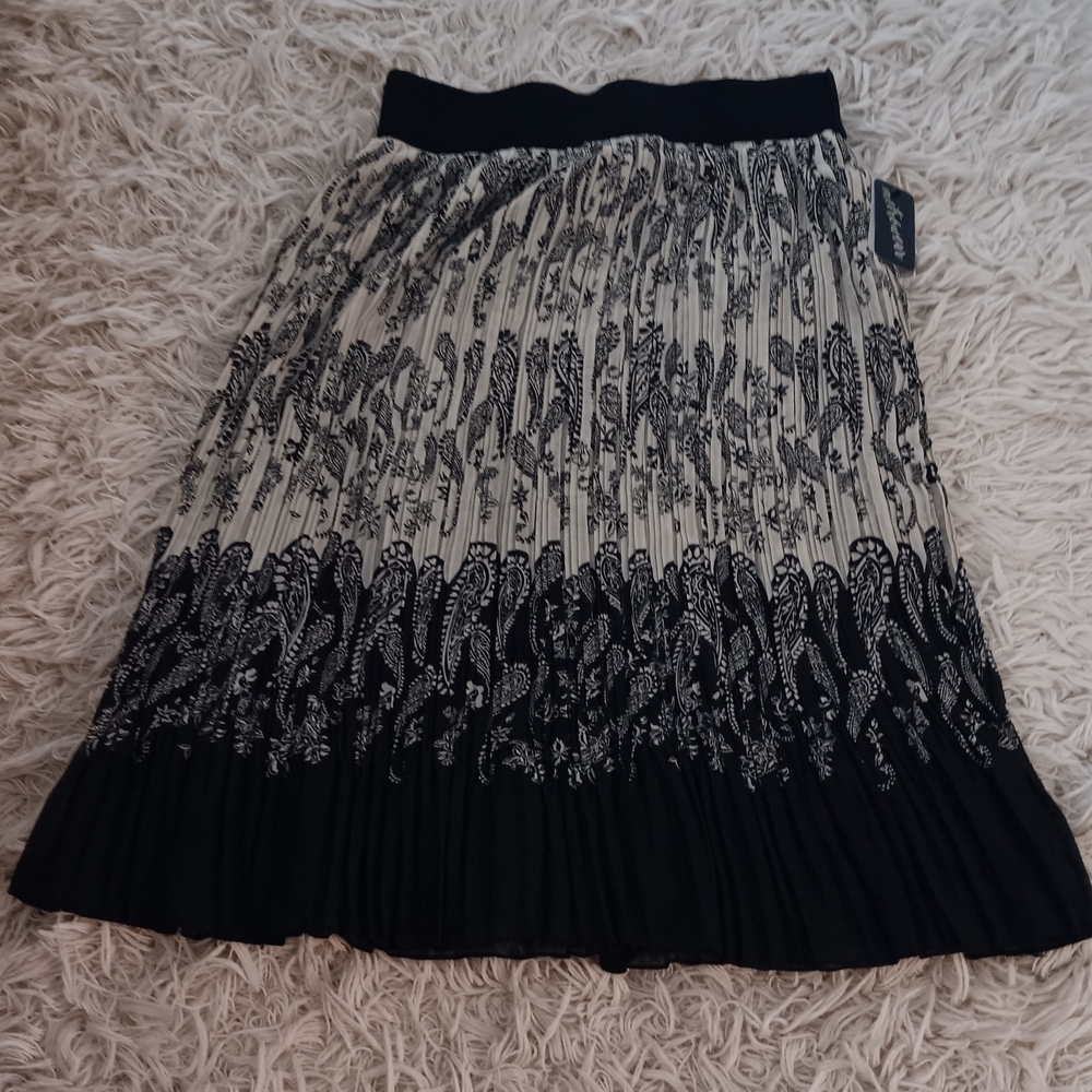 Elegant Black and White Patterned Skirt